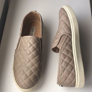 STEVE MADDEN ECENTRCQ SLIP ONS • SIZE 9.5 B